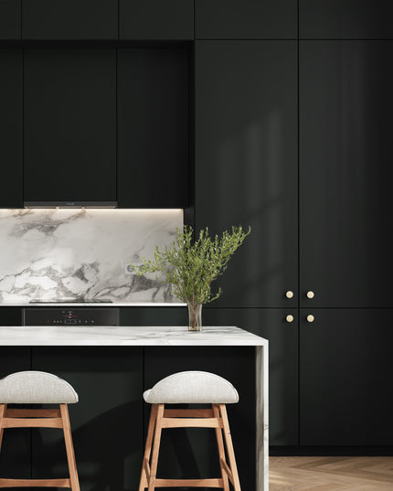 Mattschwarze IKEA Metod Küchenfronten mit Marmorarbeitsplatte und zwei Hockern. - NovaFronten - Küchen Fronten Konfigurator - Standard - Matt