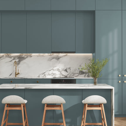 Mattblaue IKEA Metod Küchenfronten mit minimalistischer Kücheninsel und drei Hockern. - NovaFronten - Küchen Fronten Konfigurator - Standard - Matt