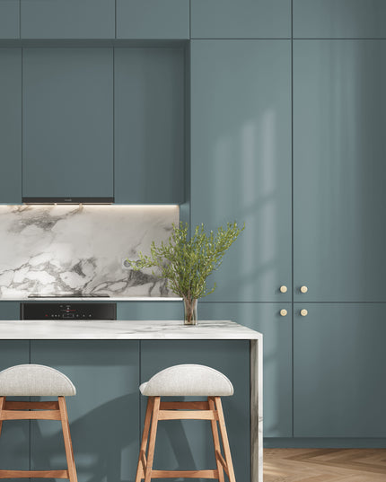 Matte IKEA Metod Küchenfronten in Blau/Grau mit goldenen Griffen und weißer Marmorarbeitsplatte. - NovaFronten - Küchen Fronten Konfigurator - Standard - Matt