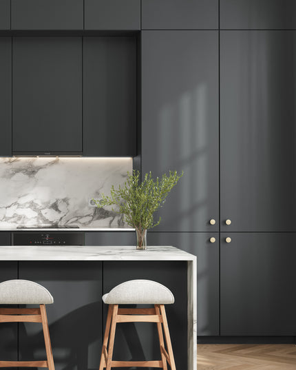 Schwarze matte IKEA Metod Küchenfronten mit goldenen Griffen und weißer Marmor-Arbeitsplatte. - NovaFronten - Küchen Fronten Konfigurator - Standard - Matt