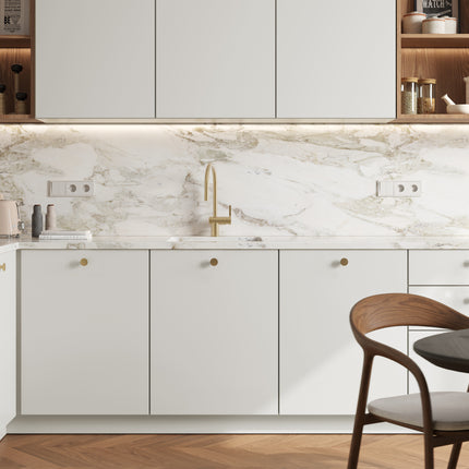 Mattweiße IKEA Metod Küchenfronten mit minimalistischen Griffmulden und integriertem Ofen in moderner Küche. - NovaFronten - Küchen Fronten Konfigurator - Standard - Matt