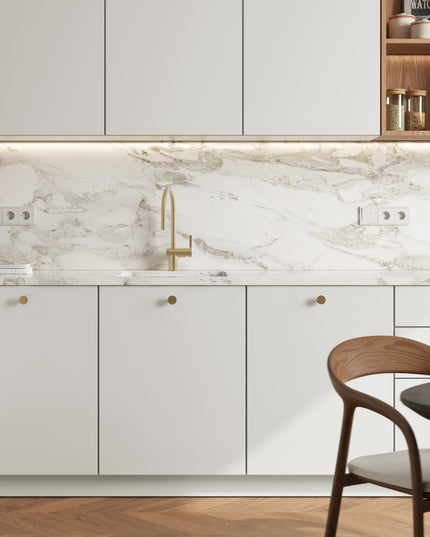 Moderne weiße IKEA Metod Küchenfronten in matt mit goldfarbenen Griffen vor Marmorarbeitsplatte. - NovaFronten - Küchen Fronten Konfigurator - Standard - Matt