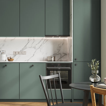 Matt grüne IKEA Metod Küchenfronten mit schwarzen Griffen und Marmorwandplatte. - NovaFronten - Küchen Fronten Konfigurator - Standard - Matt