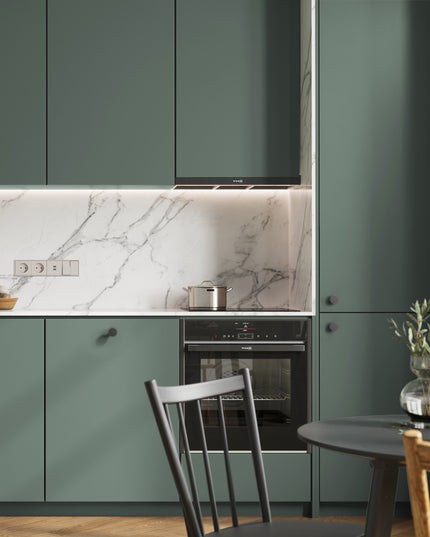 Matt grüne IKEA Metod Küchenfronten mit schwarzen Griffen und Marmorwandplatte. - NovaFronten - Küchen Fronten Konfigurator - Standard - Matt