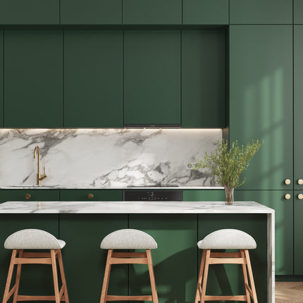 Matt grüne IKEA Metod Küchenfronten mit Kücheninsel und drei Hockern aus Holz und Weiß. - NovaFronten - Küchen Fronten Konfigurator - Standard - Matt