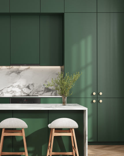 Mattgrüne IKEA Metod Küchenfronten mit goldenen Griffen und weißer Marmorarbeitsplatte. - NovaFronten - Küchen Fronten Konfigurator - Standard - Matt
