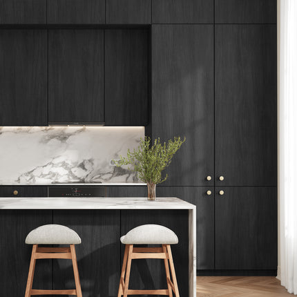 Schwarze Eiche IKEA Metod Küchenfronten mit goldfarbenen Griffen und Marmorarbeitsplatte. - NovaFronten - Küchen Fronten Konfigurator - Standard - Holz Fein