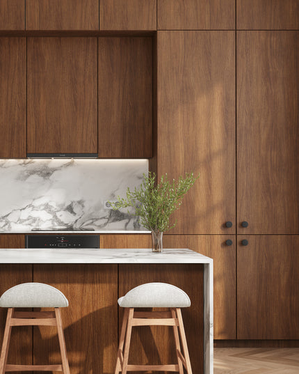 IKEA Metod Küchenfronten in feiner Holzoptik Kastanie Braun mit marmorierter Arbeitsplatte und Holzbarhockern. - NovaFronten - Küchen Fronten Konfigurator - Standard - Holz Fein