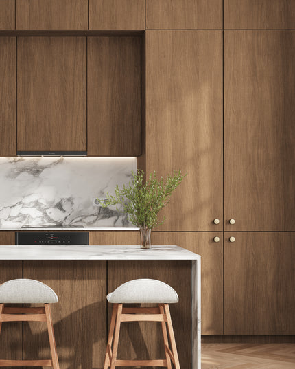 Moderne IKEA Metod Küchenfronten aus braunem Holz mit weißen Arbeitsplatten und Barhockern. - NovaFronten - Küchen Fronten Konfigurator - Standard - Holz Fein