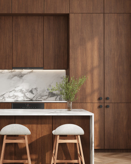 IKEA Metod Küchenfronten in dunkler Holzoptik mit minimalistischen schwarzen Griffen und weißer Kücheninsel. - NovaFronten - Küchen Fronten Konfigurator - Standard - Holz Fein
