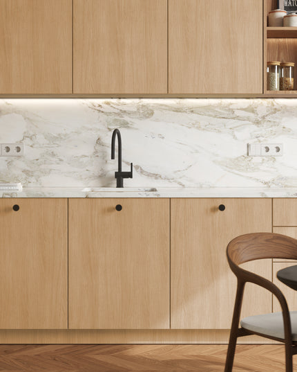 IKEA Metod Küchenfronten aus natürlicher Eiche mit minimalistischer Griffleiste und Marmorwand. - NovaFronten - Küchen Fronten Konfigurator - Standard - Holz Fein