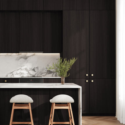 IKEA Metod Küchenfronten in schwarzer Eiche mit goldenen Griffen und moderner Kücheninsel. - NovaFronten - Küchen Fronten Konfigurator - Standard - Holz Rustikal
