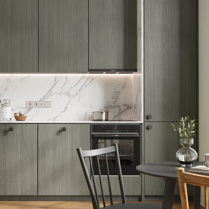 IKEA Metod Küchenfronten aus grauem Holz Rustikal mit schwarzem Griff und Marmor-Rückwand. - NovaFronten - Küchen Fronten Konfigurator - Standard - Holz Rustikal