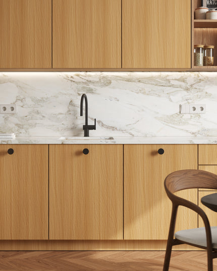 IKEA Metod Küchenfronten in rustikaler natürlicher Eiche mit schwarzen Griffen und marmoriertem Küchenrückwandbereich. - NovaFronten - Küchen Fronten Konfigurator - Standard - Holz Rustikal