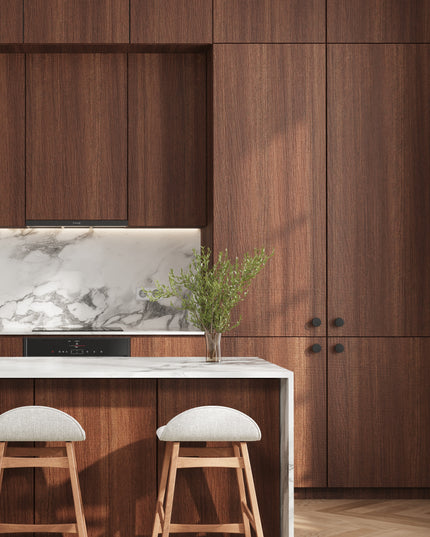 IKEA Metod Küchenfronten in rustikalem Nussbaumholz mit minimalistischen Griffen und weißer Arbeitsplatte. - NovaFronten - Küchen Fronten Konfigurator - Standard - Holz Rustikal