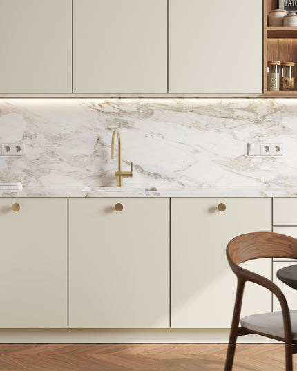 Matt sandfarbene IKEA Metod Küchenfronten mit goldfarbenen Griffen und Marmorarbeitsplatte. - NovaFronten - Küchen Fronten Konfigurator - Standard - Matt