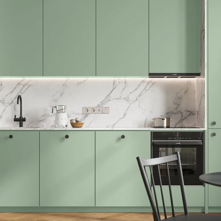 Matt grüne IKEA Metod Küchenfronten mit minimalistischen Griffen und weißer Marmor-Arbeitsplatte. - NovaFronten - Küchen Fronten Konfigurator - Standard - Matt