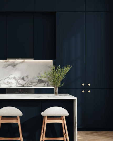 Moderne schwarze IKEA Metod Küchenfronten in Matt mit minimalistischen Griffen und weißer Arbeitsplatte. - NovaFronten - Küchen Fronten Konfigurator - Standard - Matt