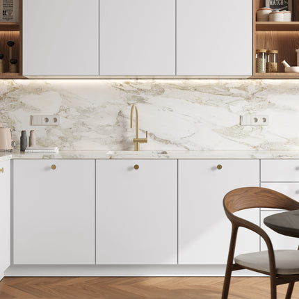 Moderne weiße IKEA Metod Küchenfronten in matter Ausführung mit goldfarbenen Griffen und Marmor-Arbeitsplatte. - NovaFronten - Küchen Fronten Konfigurator - Standard - Matt