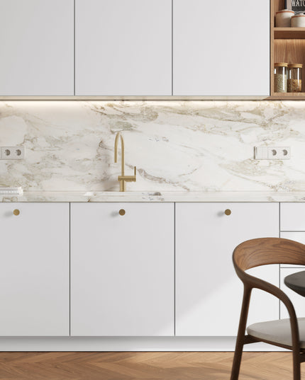 Mattweiße IKEA Metod Küchenfronten mit goldenen Griffen und Marmorarbeitsplatte. - NovaFronten - Küchen Fronten Konfigurator - Standard - Matt