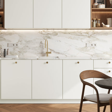 Weiße matte Küchenfronten in IKEA Metod Stil mit goldfarbenen Griffen und Marmorarbeitsplatte. - NovaFronten - Küchen Fronten Konfigurator - Standard - Matt