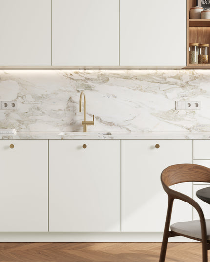 Weiße matte Küchenfronten in IKEA Metod Stil mit goldfarbenen Griffen und Marmorarbeitsplatte. - NovaFronten - Küchen Fronten Konfigurator - Standard - Matt