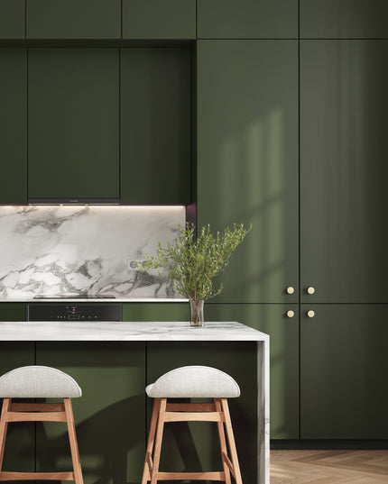 Matt grüne IKEA Metod Küchenfronten mit goldfarbenen Griffen und weißer Kücheninsel mit Holzstühlen. - NovaFronten - Küchen Fronten Konfigurator - Standard - Matt