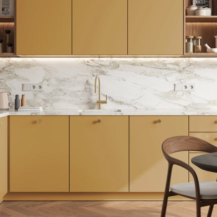 Matt sandfarbene IKEA Metod Küchenfronten in moderner Küche mit Marmorarbeitsplatte. - NovaFronten - Küchen Fronten Konfigurator - Standard - Matt