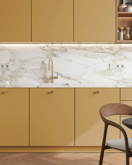 Matt sandfarbene IKEA Metod Küchenfronten mit goldenen Griffen und Marmorarbeitsplatte. - NovaFronten - Küchen Fronten Konfigurator - Standard - Matt