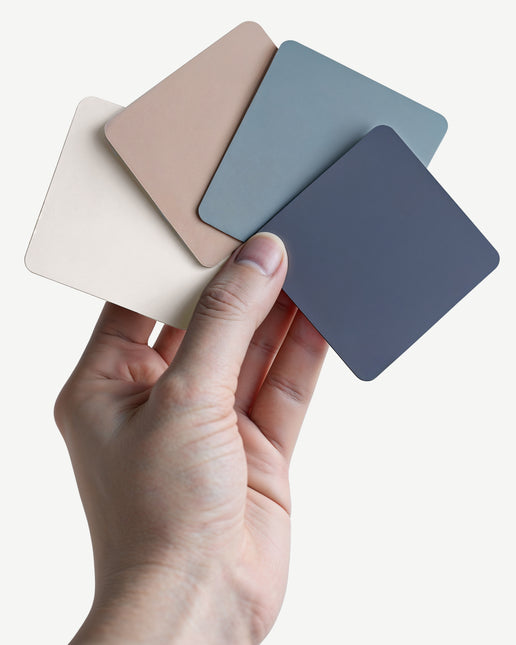 Hand holding four color samples for Fronten Muster, showcasing matte and wood texture options.